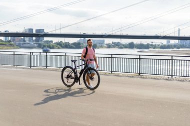 Bisiklete binen genç adam.