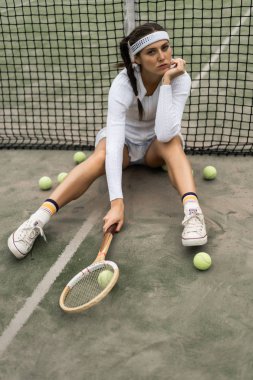 Tenis oynayan genç bir kadın