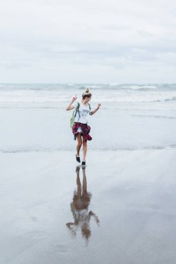 okyanus kıyı kumlu bir plaj üzerinde yürüyen genç çekici kadın