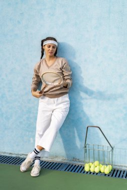 Tenis oynayan genç bir kadın