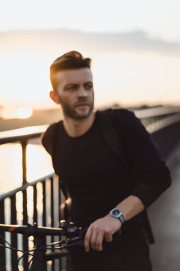 Bisiklete binen genç adam.