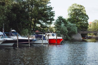 Yelkenli tekneler ve yatlar şehir merkezi Stockholm öndeki iskelede