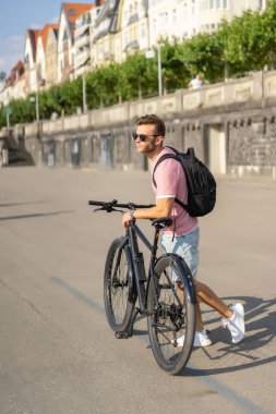 Bisiklete binen genç adam.