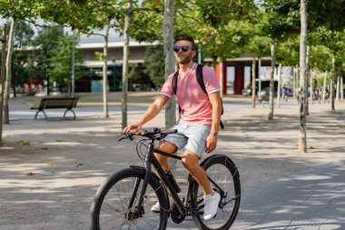 Bisiklete binen genç adam.