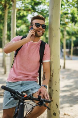 Bisiklete binen genç adam.