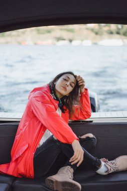 kırmızı bir yağmurluk güzel genç kadın ile özel yat gidiyor. Stockholm, İsveç