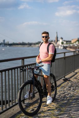 Bisiklete binen genç adam.