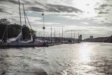 Yelkenli tekneler ve yatlar şehir merkezi Stockholm öndeki iskelede