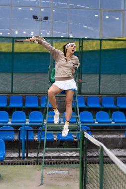 Tenis oynayan genç bir kadın