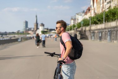 Bisiklete binen genç adam.