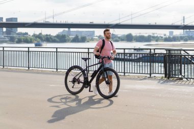 Bisiklete binen genç adam.