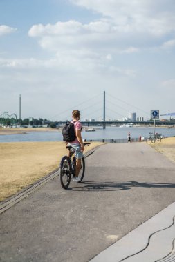 Bisiklete binen genç adam.