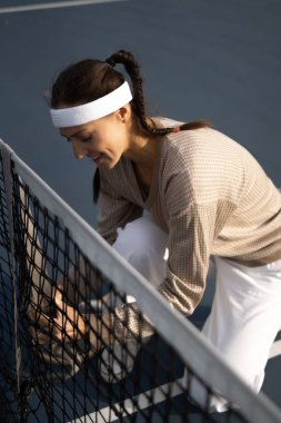 Tenis oynayan genç bir kadın