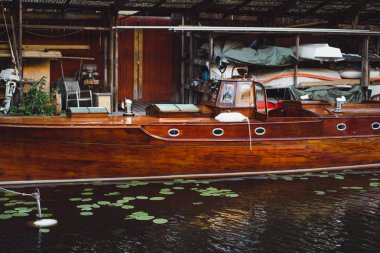 Yelkenli tekneler ve yatlar şehir merkezi Stockholm öndeki iskelede