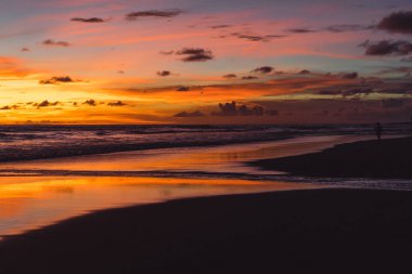 günbatımı okyanus üzerinde. güzel parlak gökyüzü, su, dalgalar yansıması.