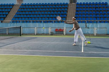 Tenis oynayan genç bir kadın