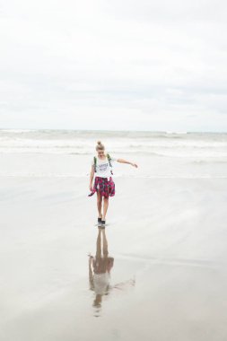 okyanus kıyı kumlu bir plaj üzerinde yürüyen genç çekici kadın