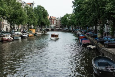 Amsterdam kanalları, tekneler su üstünde yürüyor