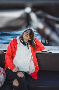 kırmızı bir yağmurluk güzel genç kadın ile özel yat gidiyor. Stockholm, İsveç