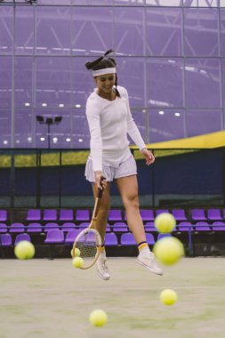 Tenis oyuncusu yeşil mahkeme çimenlerin üzerinde