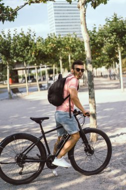 Bisiklete binen genç adam.