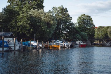 Yelkenli tekneler ve yatlar şehir merkezi Stockholm öndeki iskelede