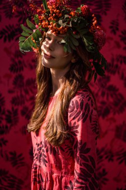 Keten elbiseli kız. Kafasında bir çiçek çelengiyle.