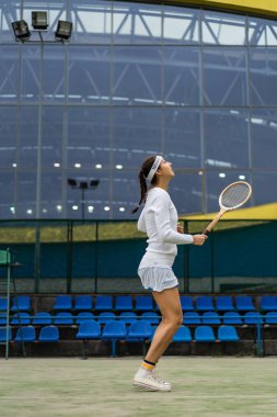 Tenis oyuncusu yeşil mahkeme çimenlerin üzerinde