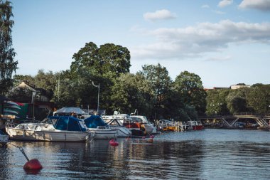 Yelkenli tekneler ve yatlar şehir merkezi Stockholm öndeki iskelede
