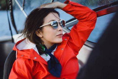 kırmızı bir yağmurluk güzel genç kadın ile özel yat gidiyor. Stockholm, İsveç