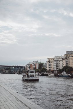 Yelkenli tekneler ve yatlar şehir merkezi Stockholm öndeki iskelede