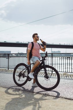 Bisiklete binen genç adam.