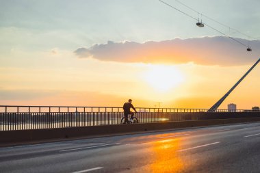 Bisiklete binen genç adam.