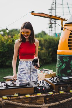 Plak çalan kız DJ.