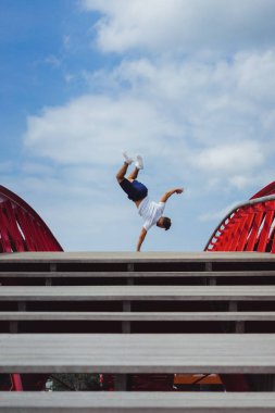 adam köprüde. amut breakdance