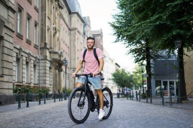 Bisiklete binen genç adam.