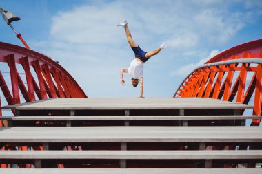 adam köprüde. amut breakdance