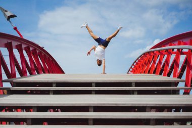 adam köprüde. amut breakdance