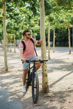 Bisiklete binen genç adam.