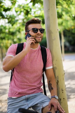 Bisiklete binen genç adam.