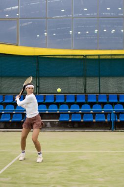 Tenis oynayan genç bir kadın