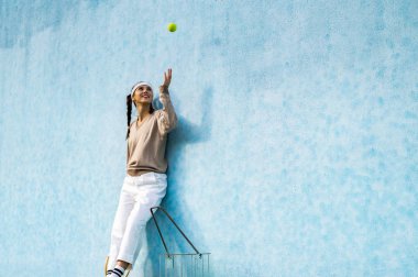 Tenis oynayan genç bir kadın