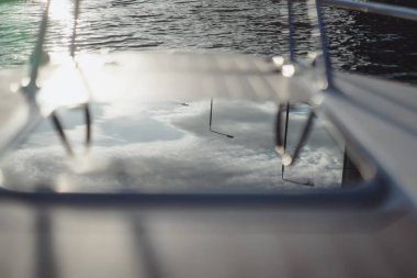 Yatın detayları, güverte, gökyüzünün yansıması..