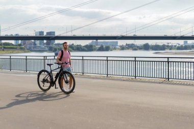 Bisiklete binen genç adam.