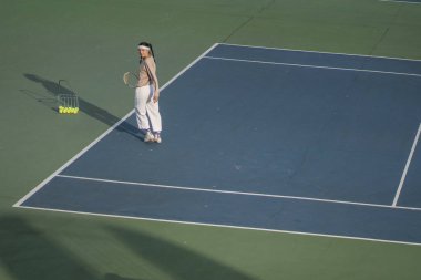Tenis oynayan genç bir kadın
