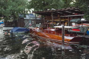 Yelkenli tekneler ve yatlar şehir merkezi Stockholm öndeki iskelede