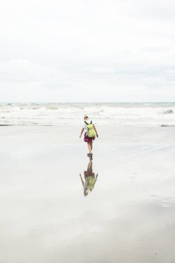 okyanus kıyı kumlu bir plaj üzerinde yürüyen genç çekici kadın