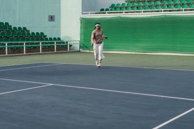 Tenis oynayan genç bir kadın
