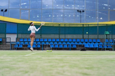 Tenis oyuncusu yeşil mahkeme çimenlerin üzerinde