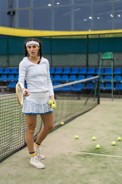 Tenis oyuncusu yeşil mahkeme çimenlerin üzerinde